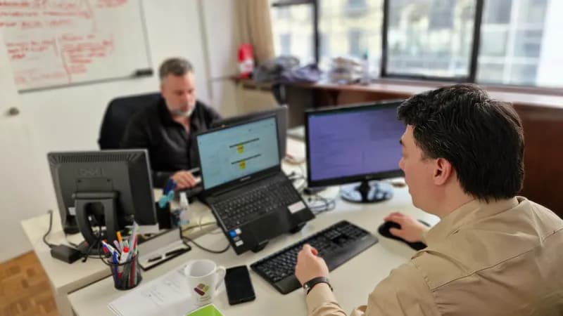 Equipo técnico IT Tecnobrain en oficina